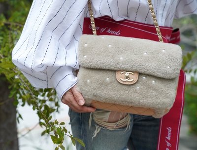 Chanel A90466 Pearl Flap Bag 中型卯珍珠羊毛肩背包 26 cm 銀灰 現貨