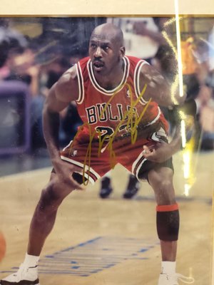 Michael Jordan 簽名照（1996）認證親筆簽名-可議（Certified Autograph）