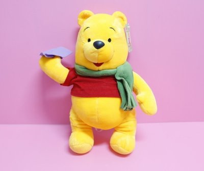 【Dona日貨】日本正版 迪士尼Pooh小熊維尼圍著圍巾玩紙飛機 娃娃/玩偶/布偶 D07