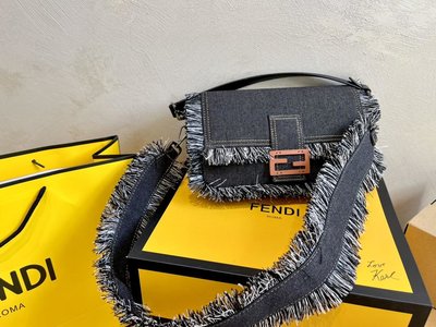 【日本二手】Fendi 2023 新款 牛仔流蘇 法棍包米蘭時裝周街拍中，潮人們背的最多的包包大概就是Fendi芬迪的這款腋9615
