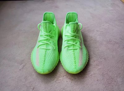 Yeezy 350V2 Glow in the Dark 夜光綠