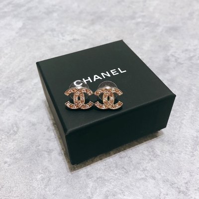 Chanel 耳環 彩鑽Logo《精品女王全新&amp;二手》