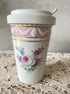 德國皇家柏林 粉色庫爾蘭 手繪花卉 白玫瑰 馬克隨行杯 杯口