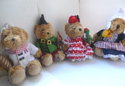 西班亞弗朗明歌舞、法國長棍麵包主廚、英國蘇格蘭裙風笛、荷蘭鬱金香  四款時尚民俗造型絨毛泰迪熊，