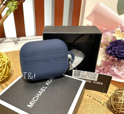 《Michael Kors》MK 36F3LGFL0O AirPods Pro矽膠壓紋logo保護套