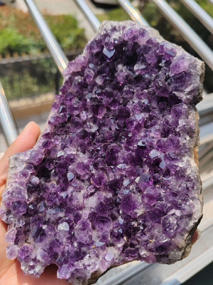 烏拉圭天然紫水晶晶簇 顏色漂亮，晶牙完整