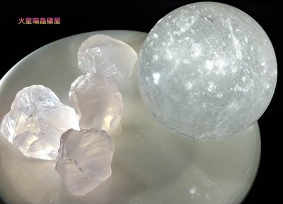 [火星喵晶礦屋](特惠組合)天然夢幻星空白水晶球1顆7.4公分(多處彩虹)、冰透粉嫩手鑿粉晶原礦4個(贈實木球座)免運費