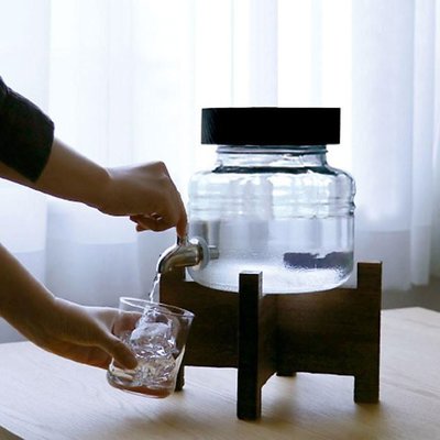 ☘小宅私物☘ ADERIA 日本製附木架燒酌瓶 2L 玻璃冷水壺 飲料壺 附專屬木架