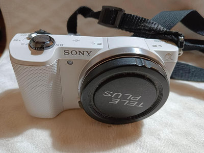 Sony A5000二手相機，功能正常，配二電一充，可面交松山車站