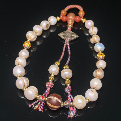 老伯伯收藏多年珍珠十八子佛珠手持尺寸：珍珠11mm  十八子手串和朝珠都是清代服飾中的佩件，不過朝珠原是納入 ZK7597