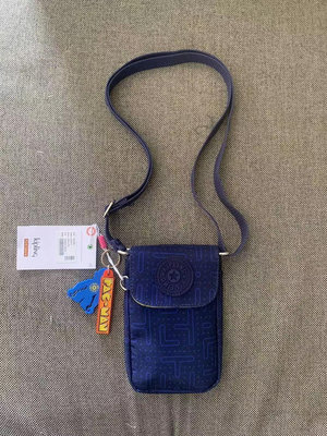 鑫森凱莉代購 Kipling ki1670 深藍迷宮 輕便 手機包 單肩 斜挎包 附吊飾 限量 預購