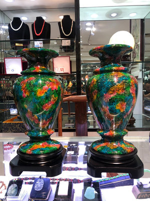 臺灣七彩玉大觀音瓶一對，寶島特產，色彩絢麗做工精細，單個整體
