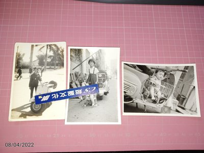 早期珍貴老照片《少女+偉士牌機車(地點:三民國中)》+《二張嬰兒與偉士牌》三張合售 【CS超聖文化讚】