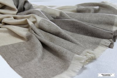 雅緻色織格紋系列-100% Cashmere天然無染咖駝米白交織撞色大尺寸中厚織喀什米爾色塊短穗圍巾披肩蓋毯-男女適用