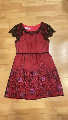 巧玲瓏 IRIS艾莉絲 磚紅喜氣黑蕾絲氣質短袖L號洋裝