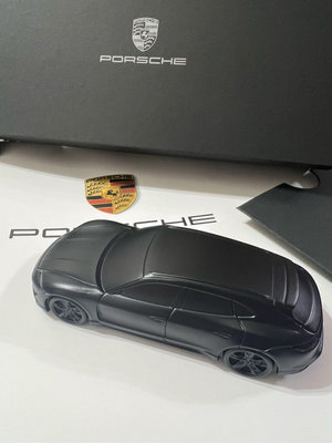 保時捷原廠精品-Porsche Taycan 不鏽鋼紙鎮模型車1:43 消光黑紀念品禮盒