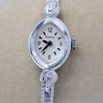 《寶萊精品》BULOVA 寶路華銀乳白橢圓手環女錶