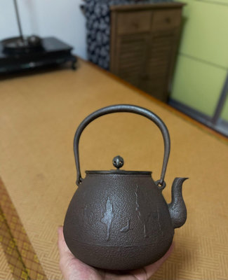 日本京都老鐵壺，金壽堂造。斑紫銅蓋，純銀梅花摘（座），刻印，90