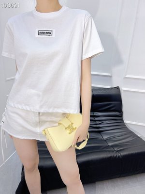 【熱賣精選】MIUMIU歐洲站2023夏新款少女繆字母刺繡貼標 凈版修身顯瘦純棉短袖T恤女