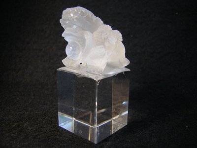 【采鑫坊】AAA級白水晶雕刻抱球祥獅印章~方章印直徑25mm《低起標.無底價》店頭高檔品~