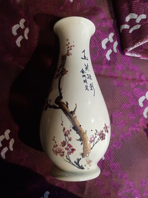 金欣古玩，台灣早期金門陶瓷，梅花盛開瓷器花瓶拍賣～0692～