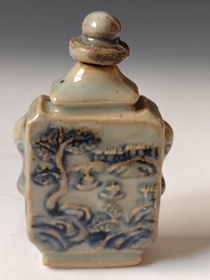 【 金王記拍寶網 】(常5) 股G347 中國古瓷 青釉山水浮雕紋雙耳鼻煙壺一個 罕見稀有