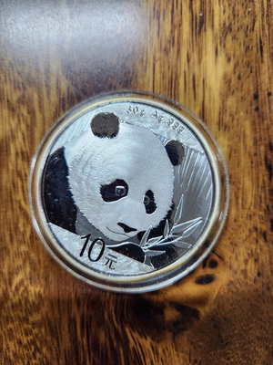2018年30克熊貓銀幣，邊緣輕微氧化發黃，帶說明書金總綠盒