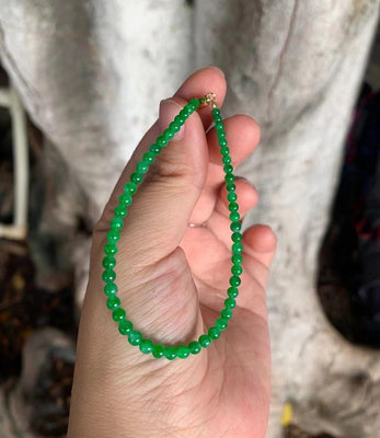 陽綠小米珠手串 2.8-3.7mm左右 辣陽綠色個別紋 整體完美度都非常不錯 銀扣