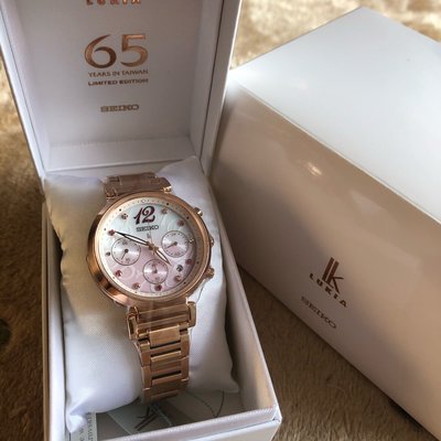 SEIKO 日本精工錶 65週年限量 LUKIA 太陽能 三眼 粉色錶面 手錶 (SSC830J1 / V175-0ET0P)
