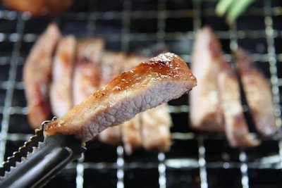 【中秋烤肉食材】來點新鮮的~烤松阪豬肉/約320g±5%/包~松阪牛肉般油花分布~嫩中帶脆香甜多汁~數量稀有