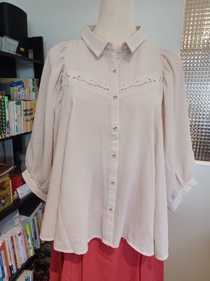 JEANASIS  ♥日本品牌♥ 奶茶素色雪紡  拼接刺繡蕾絲  寬版飛鼠袖  傘狀上衣