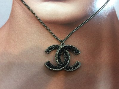 女人街國際精品"Chanel 經典款 珍珠 雙C 黑色 logo 長短項鍊