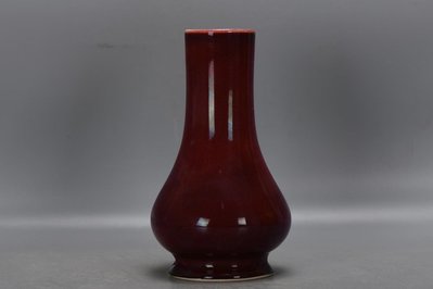 清，乾隆窯變祭紅串帶瓶一個高21.5公分，口徑6公分，肚徑12.2公分，底徑9公分。瓷器 古瓷