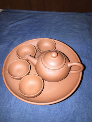 早期紫砂壺: 泥料:老清水泥，壺款:標準水平鬥茶小品款式一組(1壺+1茶盤+4小品茗杯)，免運特價讓藏