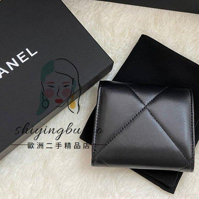 直購#CHANEL 19 系列 短夾 拉鍊 黑色 桃紅 內裡 羊皮 金 LOGO AP1064