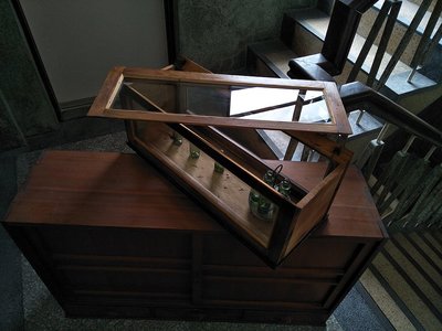 三面玻璃 桌上 長型 檜木 玻璃展示櫃 . 上方玻璃門可橫拉開啟. 亦可整個拿起來