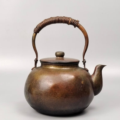 。芳燕堂造打出日本銅壺。使用過，品相見圖，不帶箱