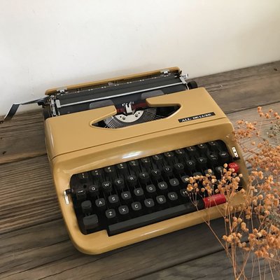 （年代秀）已讓藏～早期 日本製 All Deluxe 土黃色打字機 老件收藏 陳列古道具