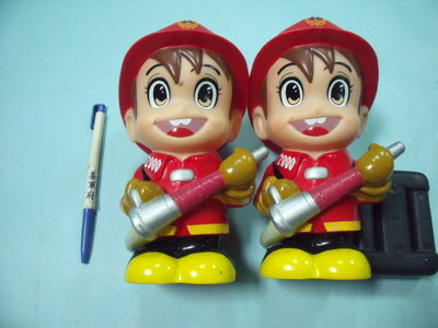 【姜軍府】出清特價！《2000內政部消防署 瞄子手存錢筒共2個合售！》消防員 塑膠公仔 撲滿 玩偶