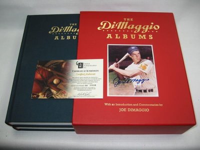 已過世~連續56場安打 Joe DiMaggio 狄馬喬親筆簽名二本棒球生涯傳記 GAI 認證，連收藏盒也有親筆簽名!!