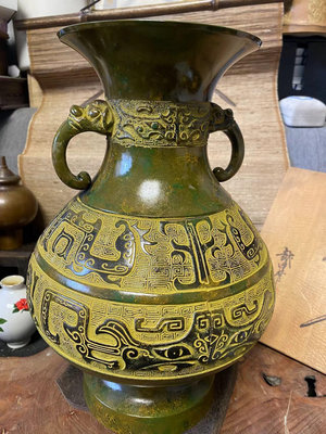 zwx 日本回流精工銅花瓶，饕餮紋飾浮雕雙耳花瓶，日本銅花瓶，翡翠色
