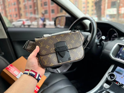 【二手包包】“Louis Vuitton”胸包M45864 S LOCK SLING 路易威登胸包此 S NO5650