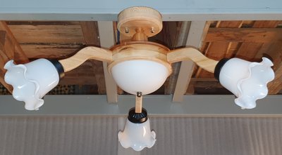最頂級的木頭燈飾 台灣檜木半吸頂燈3+1燈白玉燈罩 檜木老料製成較為穩定 淡淡的檜木香味 就像是大自然的芬多精在家中