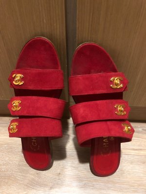 Chanel 香奈兒紅色麂皮金色logo平底拖鞋 38.5