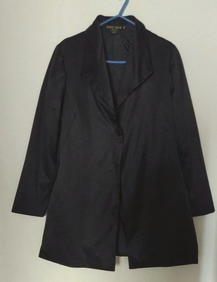 （出清）義大利品牌 eifini infini意大利製造 Made in Italy 黑色長袖單釦式中長型風衣/外套，前有雙口袋。有內裡，無彈性。尺寸 M 碼