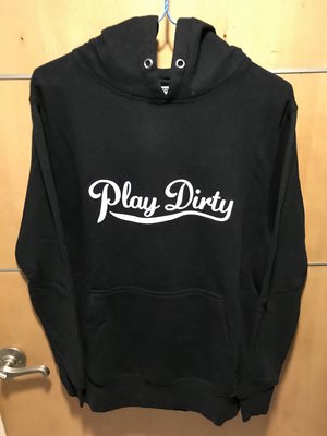 UNDEFEATED Play Dirty Pullover Hoodie 主題標語字體帽T