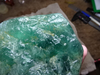 《藍晶寶石玉石特賣區〉→〈原石系列〉→天然色深清透綠螢石原礦〈2430公克〉→W76