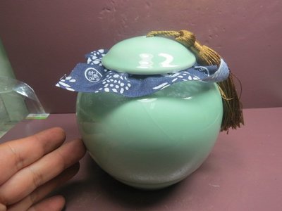 【競標網】漂亮景德鎮青色陶瓷造型茶葉瓶130mm(天天超低價起標、價高得標、限量一件、標到賺到)