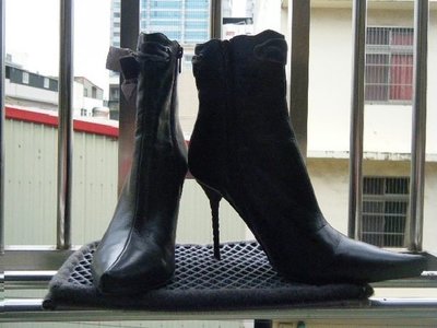 ()全真皮 細跟 短靴 高跟鞋，小羊皮材質，市價五萬多，現在只要兩千
