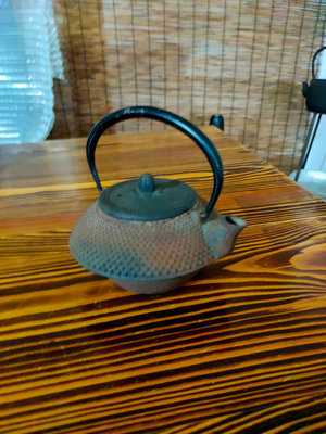 日本南部盛榮堂造小鐵壺、急須，沖茶利器。昭和末期出品，壺咀側
